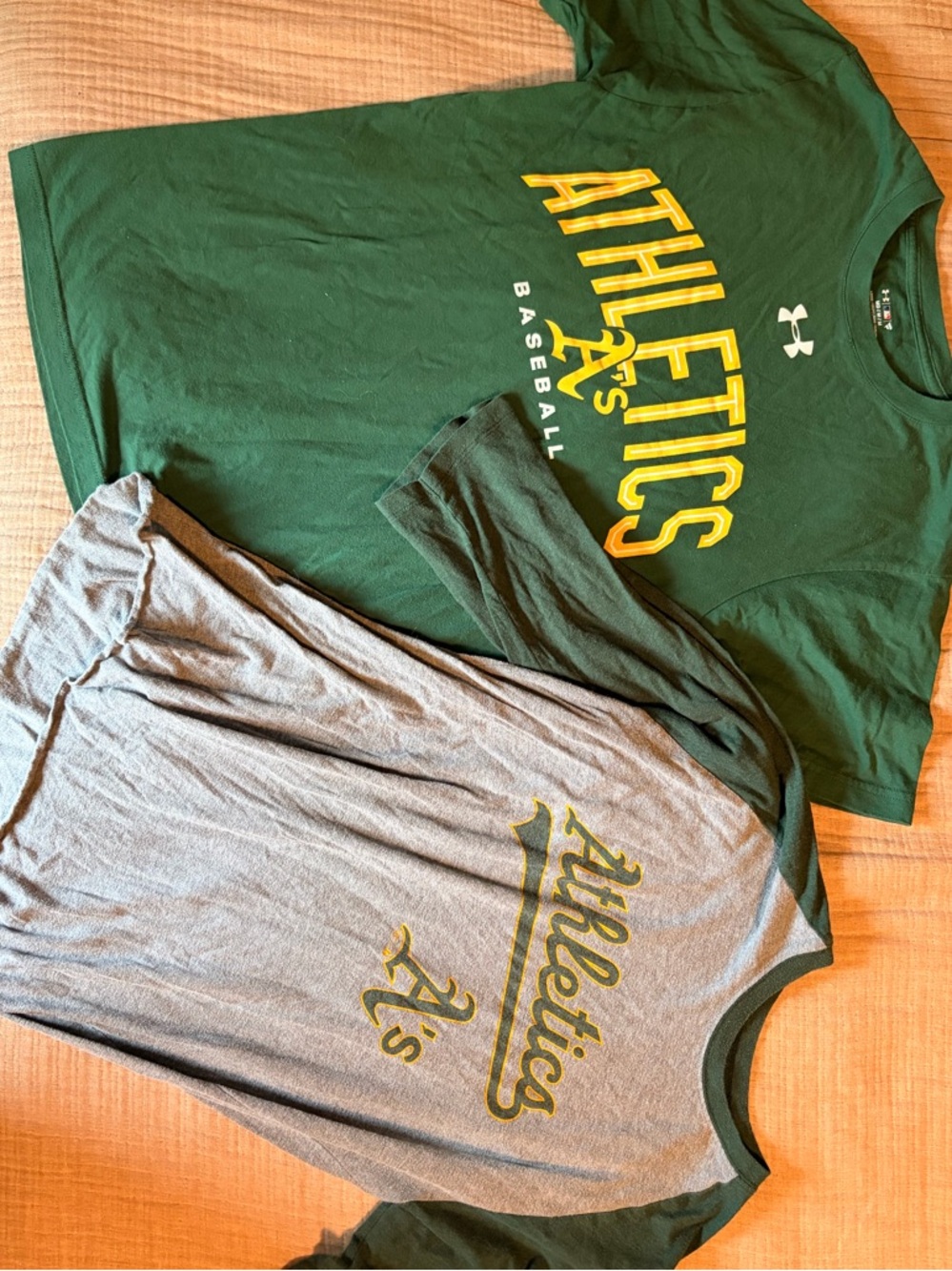 Under Armour Mens Green and Gray Oakland Athletics Graphic Tee Set